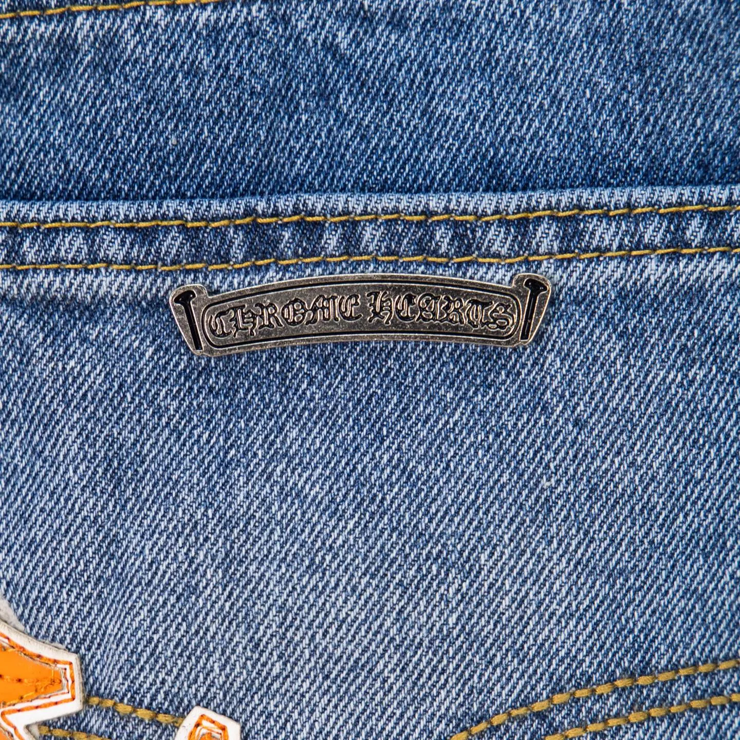 P260 Chrome Hearts light blue pants, Sanskrit yellow and white patchwork leather jeans. CH jeans need to be washed before being dismantled and then hand-stitched with sheepskin cross leather and then spliced ​​together. The whole piece has too many craftsmanship to explain. The patchwork is decorated with cross flowers, and the high-waisted washed jeans! ! Absolutely high-end luxury products, god-level single products and super popular products, made with top heavy industry, a must-see magic weapon. Customized hardware. The fabric is thick and soft after washing. It has good breathability. Customized small leather label. Unique design. The details are simple and elegant, and the workmanship is exquisite. The entire trousers are neatly routed and the details are in place! It’s so cool that both men and women can easily control the genderless trend! Style number: 1804# Color: blue Size: 28 30 32 34